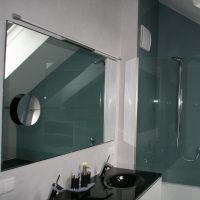 Badezimmer: Spiegel und Duschtüre